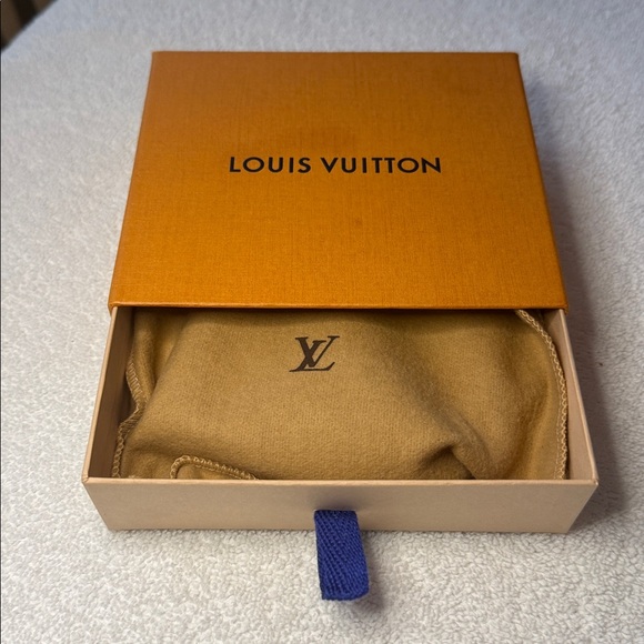 Louis Vuitton Beige Leather Crossbody Strap 
Gold Clasp with box and dust bag - Picture 14 of 14